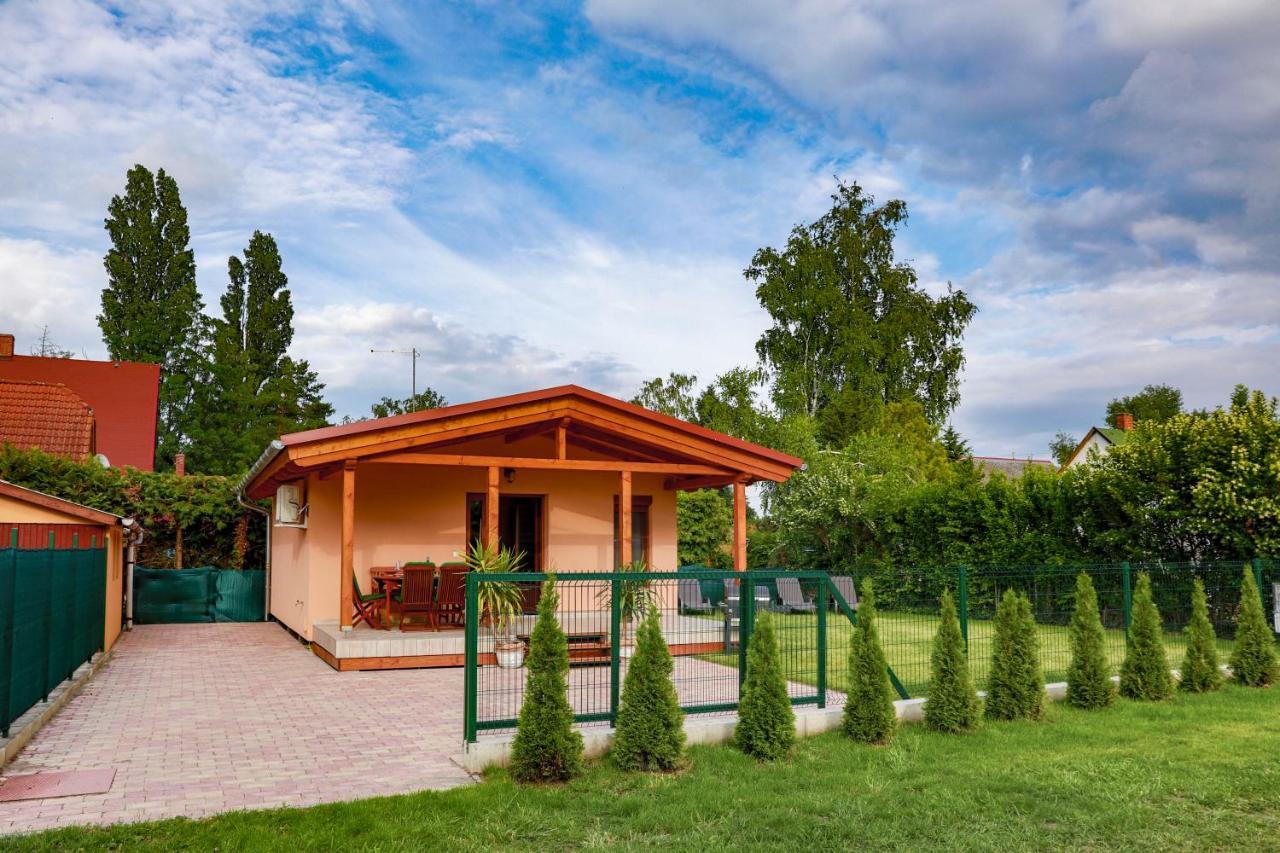 Апартаменти Hullam Nyaralo Балатонмаріафюрде Екстер'єр фото