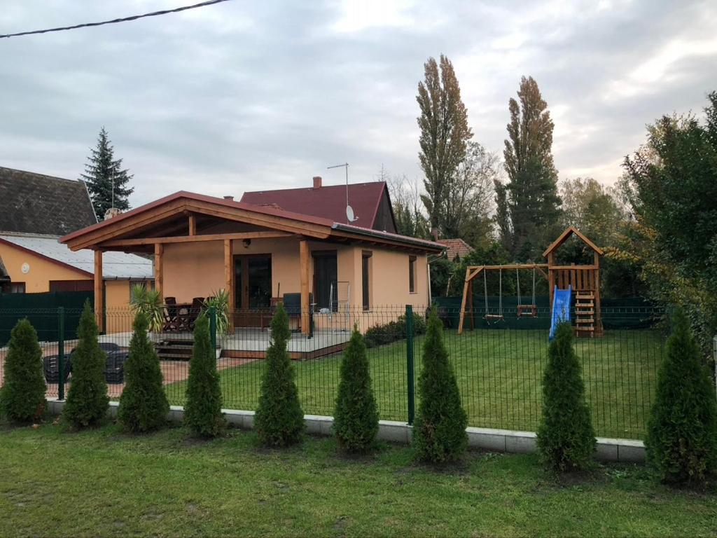 Апартаменти Hullam Nyaralo Балатонмаріафюрде Екстер'єр фото